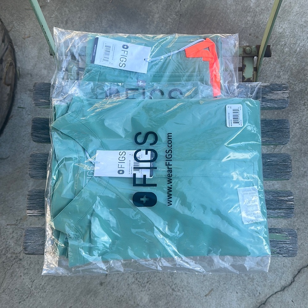 Jade Rafaela oversized small scrub top + Zamora mall petite joggers